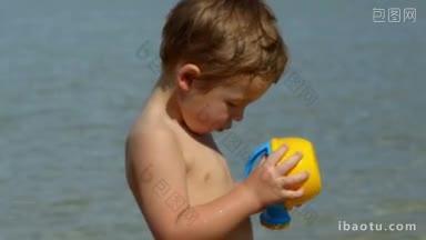 男孩拿着玩具水罐在海滩上，然后专注于妈妈喝茶，享受阳光灿烂的日子